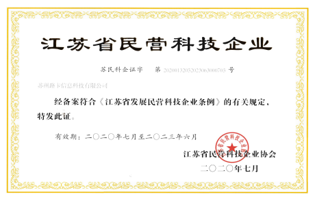 三十五岁左右中年女性头像，穿浅色职业装，黑色短发，白色背景，技术专家形象